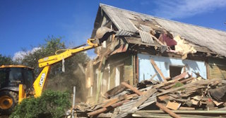 Промышленный демонтаж пристроек к дому в Конаково | Цены от 579 руб. за м2