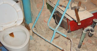 Профессиональный демонтаж перегородки ванной и туалета в Конаково - от 579 рублей